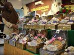 staf-merapihkan-aneka-displai-paket-hampers-lebaran-di-chocolicious.jpg