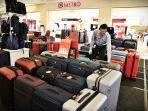 staf-merapikan-produk-display-koper-di-atrium-metro-tsm-rabu-1312021-1.jpg<pf>staf-merapikan-produk-display-koper-di-atrium-metro-tsm-rabu-1312021-2.jpg