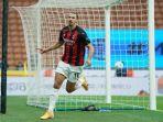striker-ac-milan-zlatan-ibrahimovic-melakukan-sleebrasi-seusai-menjebol-gawang-inter-milan.jpg