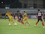 striker-psm-golgol-mebrahtu-saat-coba-melewati-bek-bhayangkara-fc.jpg