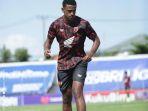 striker-psm-golgol-mebrahtu-saat-menjalani-pemanasan-jelang-pertandingan-di-liga-1.jpg