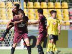 striker-psm-makassar-eero-markkanen-merayakan-gol-bersama-rekan-rekan-setimnya.jpg