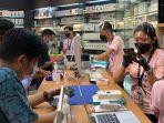 suasana-antrean-pembelian-iphone-13-di-me-gallery-tsm-makassar-2.jpg