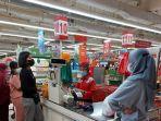 suasana-antri-di-kasir-lotte-mart-panakkukang-makassar-2452021.jpg