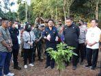 suasana-berlangsungnya-peninjauan-kesiapan-lokasi-penanaman-kelapa-genjah-05082022.jpg