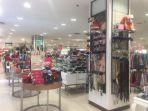suasana-dalam-outlet-matahari-mari-sabtu-1332021.jpg