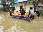 suasana-evakuasi-warga-di-lokasi-banjir-blok-8-perumahan-nasional-antang2.jpg