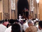 suasana-jemaah-masjid-agung-jeneponto-mendengarkan-pengumuman-panitia.jpg