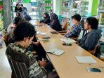 suasana-kelas-menulis-esai-yang-dilakukan-Dinas-Perpustakaan-dan-Penerbit-Sampan-Institut.jpg