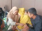 suasana-keluarga-almarhum-R-histeris-saat-sedang-menunggu-pemeriksaan-autopsi.jpg