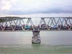 suasana-kendaraan-terjebak-macet-diatas-jembatan-barombong.jpg