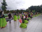 suasana-latihan-tarian-massal-di-taman-collie-pujie-alun-alun-barru-selasa-1222019.jpg