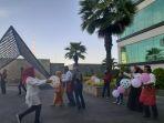 suasana-lomba-membawa-balon-oleh-para-alumni.jpg