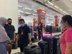 suasana-pembeli-melihat-lihat-produk-di-toko-semeru-perintis-makassar-sulawesi-selatan.jpg