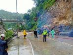 suasana-pembersihan-di-jalan-poros-maros-bone-yang-sempat-tertimbun.jpg