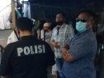 suasana-penemuan-mayat-pria-tergantung-dalam-rumah-di-jl-veteran-selatan-2682020.jpg