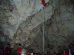 suasana-pengibaran-bendera-merah-putih-di-goa-janji-di-desa-mallari-kecamatan-awangpone.jpg