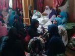 suasana-rumah-duka-kepala-smp-negeri-3-tarowang-almarhum-haji-mahmuddin_20180413_105423.jpg
