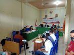suasana-sidang-musyawarah-penyelesaian-sengketa-pemilu-di-kantor-bawaslu-mamuju.jpg