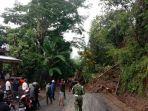 suasana-tanah-longsor-dan-menutupi-jalan-poros-pangajiang-benteng-tinggi-desa-parigi.jpg