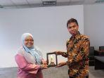 subehan-menyerahkan-cendramata-ke-dr-nor-amlizan-ramli-timbalan-dekan-fakultas-farmasi-uitm.jpg