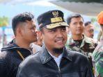 sudirman-sulaiman-menemui-pengungsi-asal-wamena-saat-tiba-di-bandara-sentani.jpg