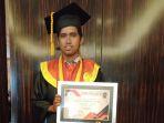 sufhy-sufiyah-memperlihatkan-piagam-yang-diserahkan-ketua-stie-nobel-indonesia.jpg