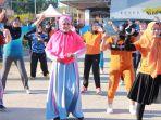 suhartina-bohari-bersama-relawan-emak-emak-keren-senam-dua-jari-minggu-11102020.jpg