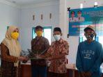 suhartina-bohari-menyerahkan-rakkang-kepada-kelompok-usaha-bersama-kub-nelayan.jpg