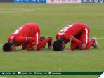 sujud-syukur-pemain-timnas-indonesia_20171104_081416.jpg