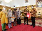 sulawesi-selatan-nurdin-abdullah-menerima-bantuan.jpg