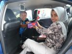 supir-taksi-memberikan-bingkisan-bunga_20170213_224242.jpg