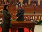 suraidah-suhadi-menyerahkan-berita-acara-persetujuan-bersama-ranperda.jpg