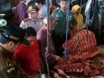 syahban-sammana-bersama-muspida-pangkep-memantau-harga-daging-sapi_20180607_112921.jpg