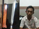 syahril-beserta-barang-bukti-parang-yang-dipakai-menebas-lengan-kanan-wafiq.jpg