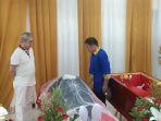 syamsu-rizal-melihat-jenazah-tony-gozal-di-rumah-duka-kasih-rs-grestelina-minggu-2012019.jpg
