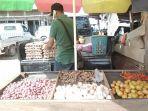 tahir-pedagang-di-pasar-bajoe-kecamatan-tanete-riattang-timur.jpg