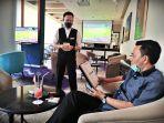 tamu-menikmati-tayangan-sepak-bola-yang-disajikan-di-le-bar-atelier-hotel-aryaduta-2.jpg