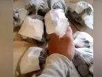 tangkapan-layar-membongkar-uang-tabungan-yang-tersimpan-di-dalam-botol-plastik.jpg