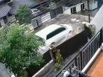 tangkapan-layar-mobil-terobos-banjir-merubuhkan-pagar-warga-di-jakarta-selatan.jpg