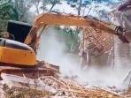 tangkapan-layar-video-viral-rumah-dirobohkan-di-trenggalek-akibat-rumah-tangga-yang-retak.jpg