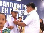 tasming-hamid-serahkan-seragam-gratis.jpg