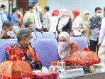 taufan-pawe-menunjukkan-kedekatannya-dengan-bupati-luwu-utara-indah-putri-indriani.jpg