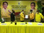 taufan-pawe-menyerahkan-sk-plt-ketua-golkar-toraja-utara-marthen-rantetondok.jpg