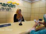 teller-bank-mandiri-syariah-melayani-nasabah.jpg