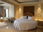 tempat-tidur-di-president-suite-hotel-myko.jpg<pf>ruang-makan-di-president-suite-hotel-myko.jpg<pf>kamar-mandi-di-president-suite-hotel-myko.jpg<pf>ruang-nonton-di-president-suite-hotel-myko.jpg