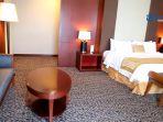 tempat-tidur-kamar-presidential-suite-hotel-claro.jpg