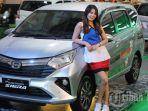 tenaga-pemasaran-berpose-didekat-mobil-new-daihatsu-sigra.jpg