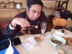 tengah-menyantap-makanan-favoritnya-itu-di-warkop-buana-eks-terminal-marusu.jpg