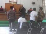 terdakwa-korupsi-bimtek-protes-dakwaan-jaksa-di-ruang-sidang.jpg
